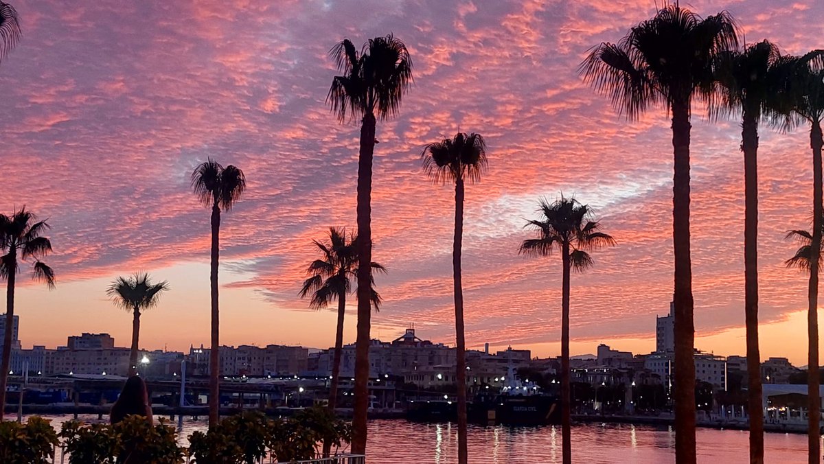 rubitasinger's tweet image. A tus atardeceres rojos, se acostumbraron mis ojos..