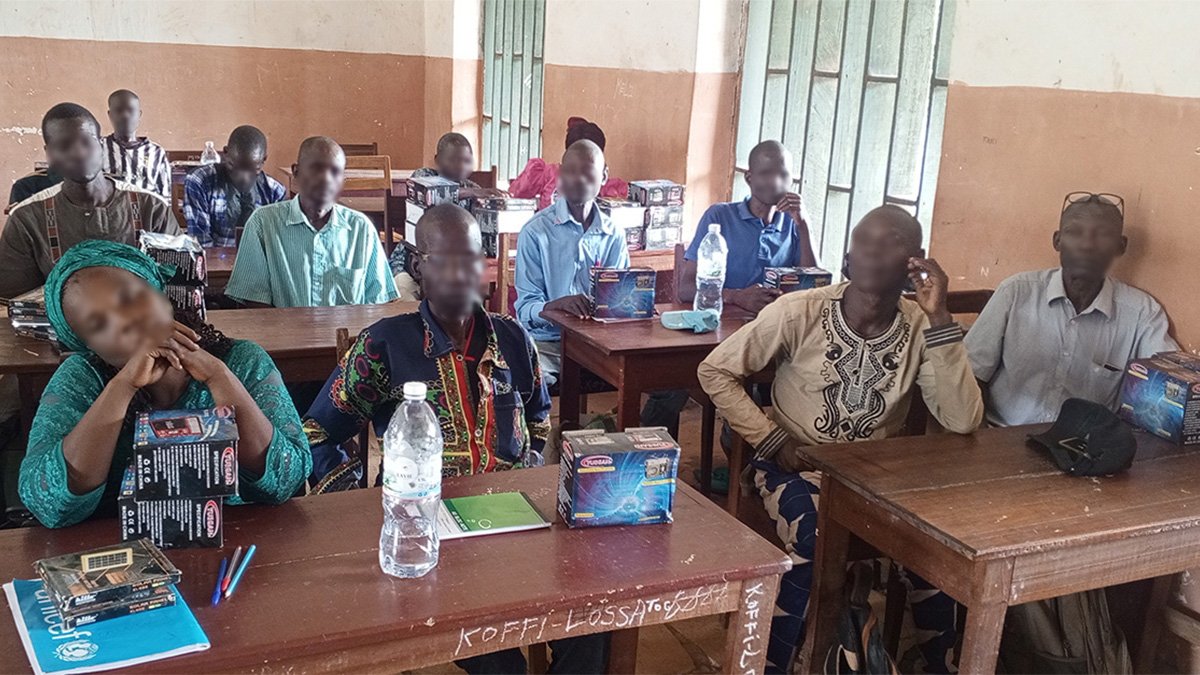 jrsWaf's tweet image. 🌟 Advancing education in CAR!
In partnership with @UNICEF_CAR and the @EduCannotWait program, JRS has trained 72 teachers (including 12 women) with innovative radio education. We established 72 radio clubs equipped with 120 radios and 144 USBs. Let’s fight illiteracy! #UNICEF