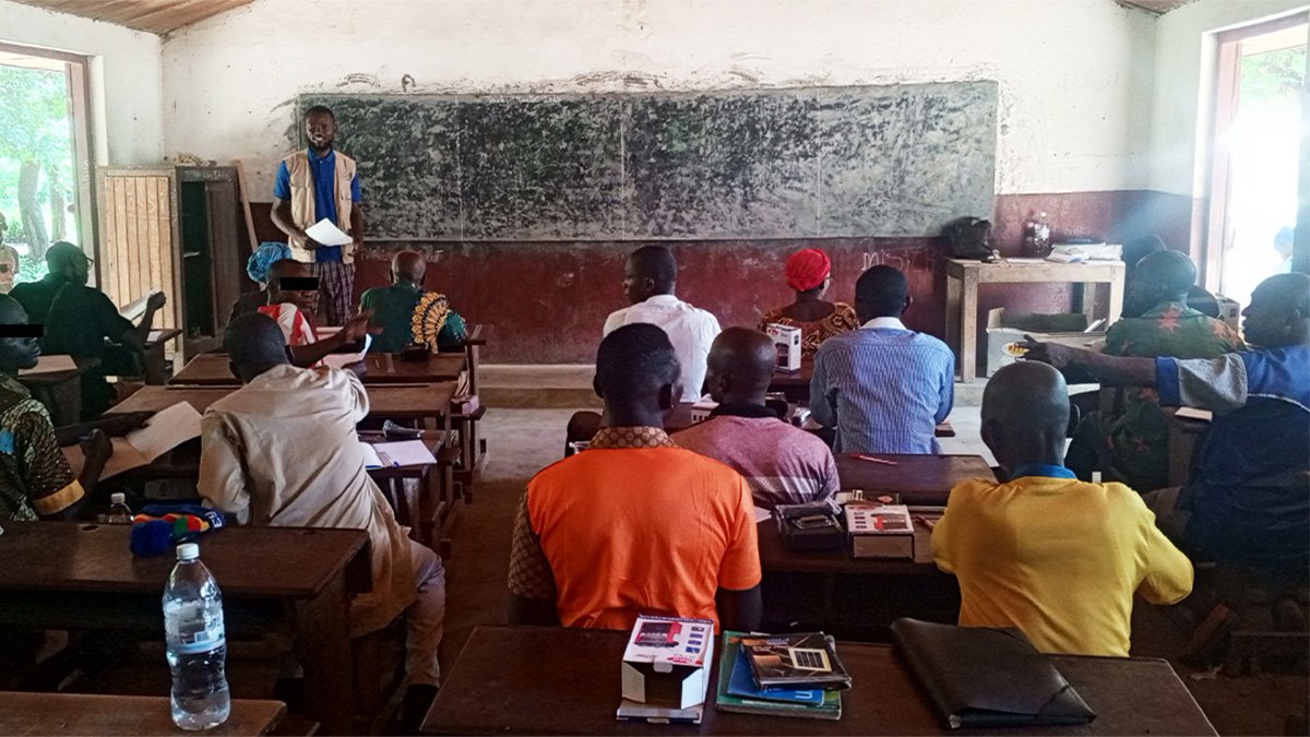jrsWaf's tweet image. 🌟 Advancing education in CAR!
In partnership with @UNICEF_CAR and the @EduCannotWait program, JRS has trained 72 teachers (including 12 women) with innovative radio education. We established 72 radio clubs equipped with 120 radios and 144 USBs. Let’s fight illiteracy! #UNICEF