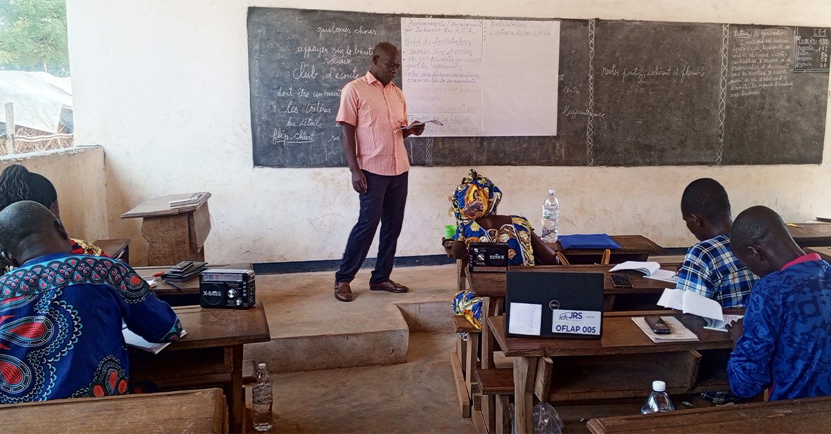 jrsWaf's tweet image. 🌟 Advancing education in CAR!
In partnership with @UNICEF_CAR and the @EduCannotWait program, JRS has trained 72 teachers (including 12 women) with innovative radio education. We established 72 radio clubs equipped with 120 radios and 144 USBs. Let’s fight illiteracy! #UNICEF