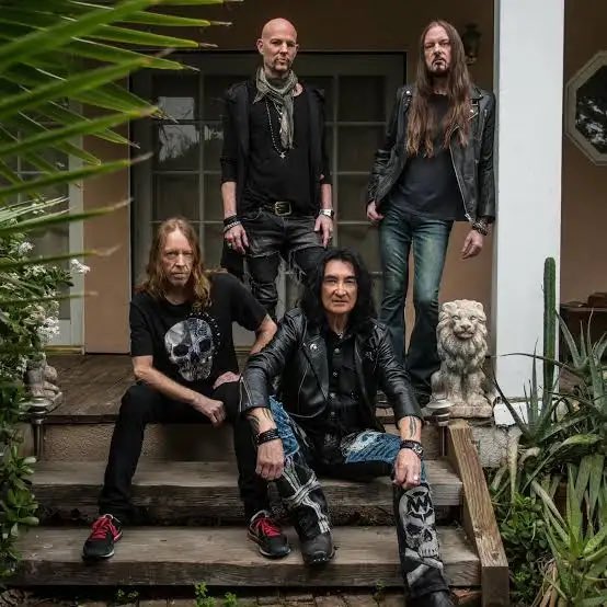 ffSteelerVol's tweet image. Discovered a really good band Black Swan(1st pic). However my Toyota wasn’t too familiar with them and found the pic on the right. I’m sure these guys are fine musicians but they’re not the correct band shown.