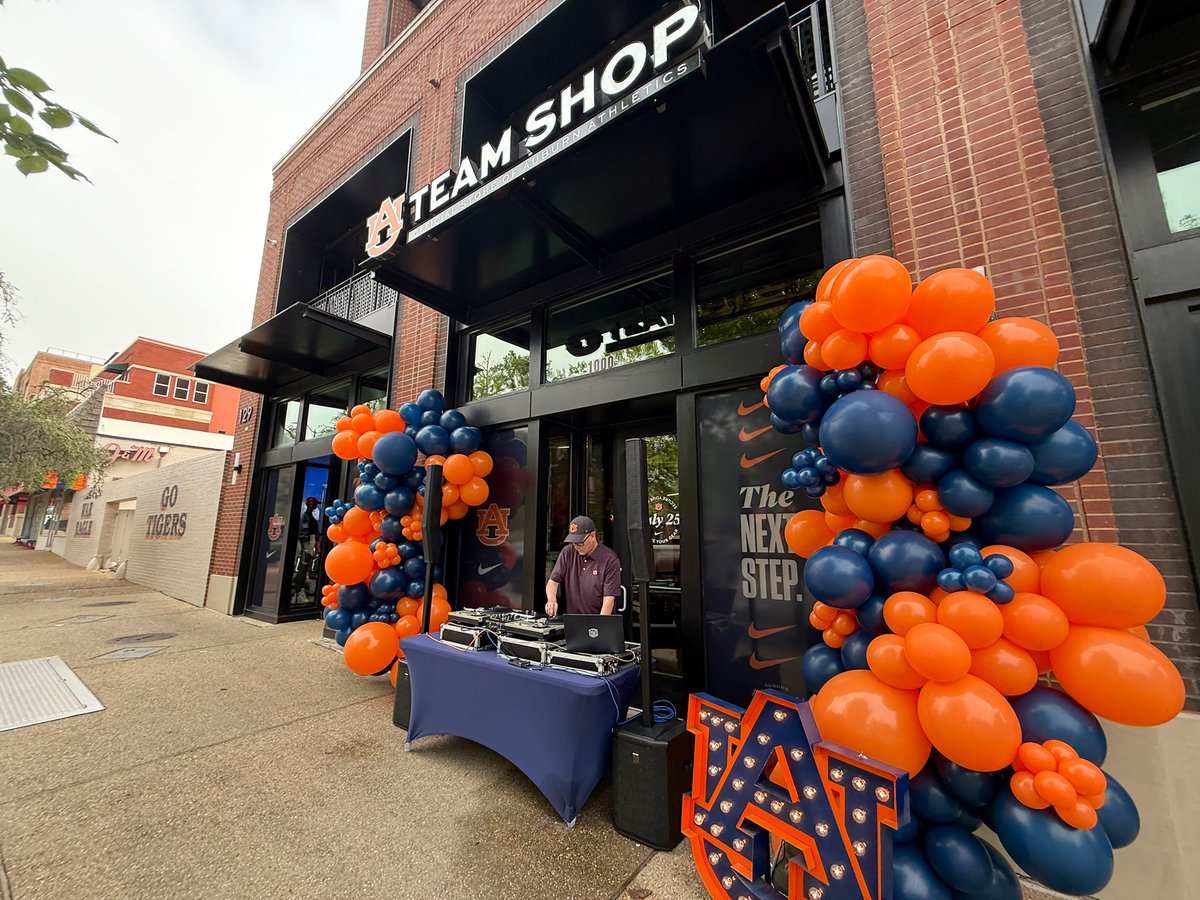 RhettHobart's tweet image. The line is building…

📍 AU Team Shop (S. College)

#WarEagle