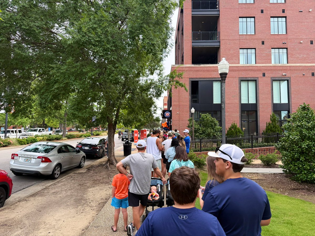 RhettHobart's tweet image. The line is building…

📍 AU Team Shop (S. College)

#WarEagle