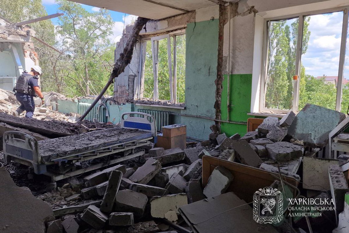 Russia hit a hospital in Kherson yesterday. Today, it struck one in Kharkiv. Their cruelty has no limits.

Civilians were injured, including a child.

📍Kharkiv 🇺🇦