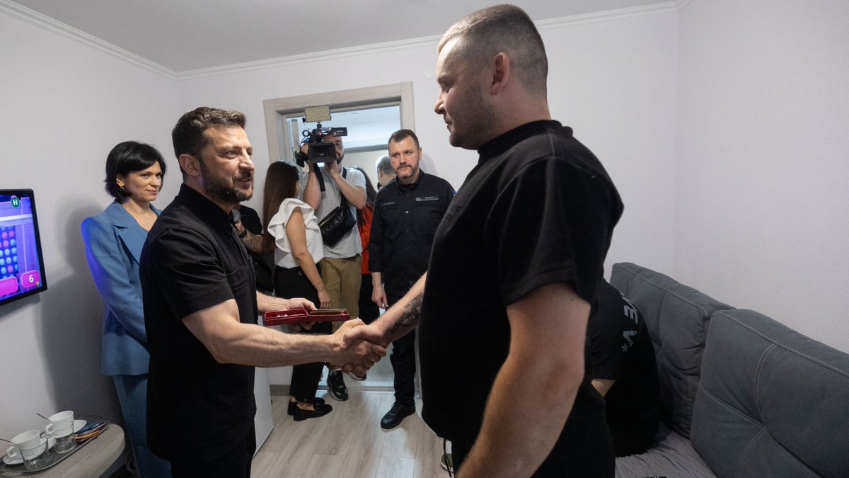 APUkraine's tweet image. В одному з медичних реабілітаційних центрів Міністерства внутрішніх справ України Президент Володимир Зеленський поспілкувався з воїнами, які проходять відновлення після поранень.
Детальніше: bit.ly/3GKd8YG