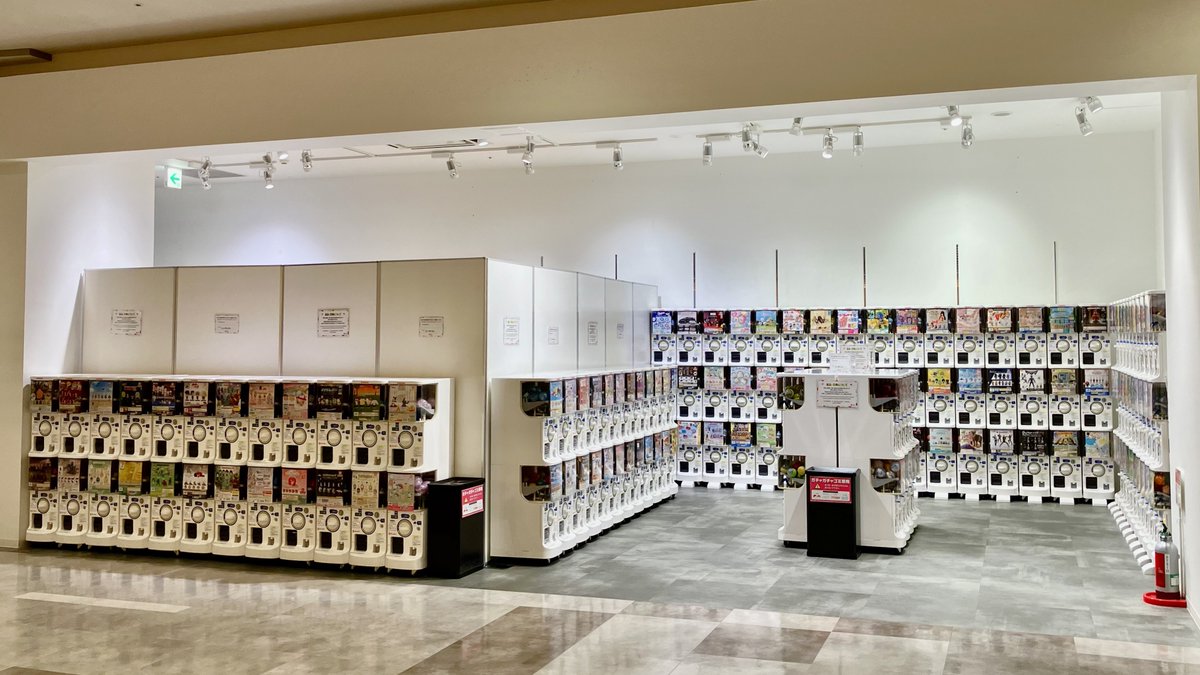 dreamcapsuleCEO's tweet image. 【期間限定設置のお知らせ】
本日より名古屋市西区、名古屋駅の北側にあります
「イオンモール Nagoya Noritake Garden」3階
に期間限定でマシン設置をいたしました!
こちら無人型になりますが常時約150種類の品揃えになりますのでお近くの方は是非回しに来てください😆
#ドリームカプセル