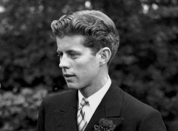 A remarkable article by James DiEugenio on JFK and Israel, bringing some background to the lethal struggle between JFK and Ben-Gurion: 
jamesanthonydieugenio.substack.com/p/the-debacle-…
Extracts: In 1939, a 21 year old John F. Kennedy visited Palestine and wrote a letter to his father about his