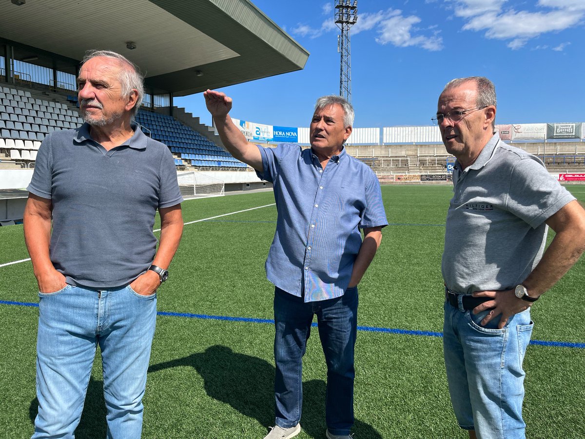 orgullfigueres's tweet image. ⚽️ La temporada de futbol 2025-2026 farà 40 anys que la 
@UEFigueres va pujar a 2a. 
@orgullfigueres ha reunit el llavors míster Mané, el seu ajudant Nitus Santos i el periodista Jordi Xargayó. Demà els veureu aquí.

#Figueres #OrgulldeFigueres #UEFigueres #Mané