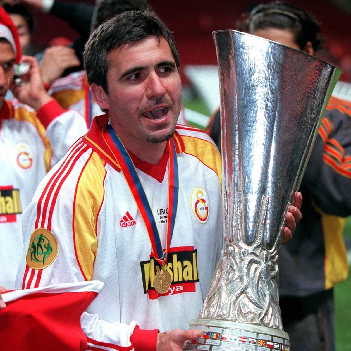 HagininMirasi's tweet photo. "Bir futbolcu, bir takımın tarihini değiştirebilir mi?"
2000 yılında bir sol ayak, bir kupa ve bir ulusun rüyası vardı.
Hagi, Galatasaray’a sadece kupalar değil, karakter kazandırdı.
Bu hesap onun mirasıdır.
#Hagi #Galatasaray
#UEFA2000 🏆🦁
#Hedef26 https://t.co/78wSCWqDF6