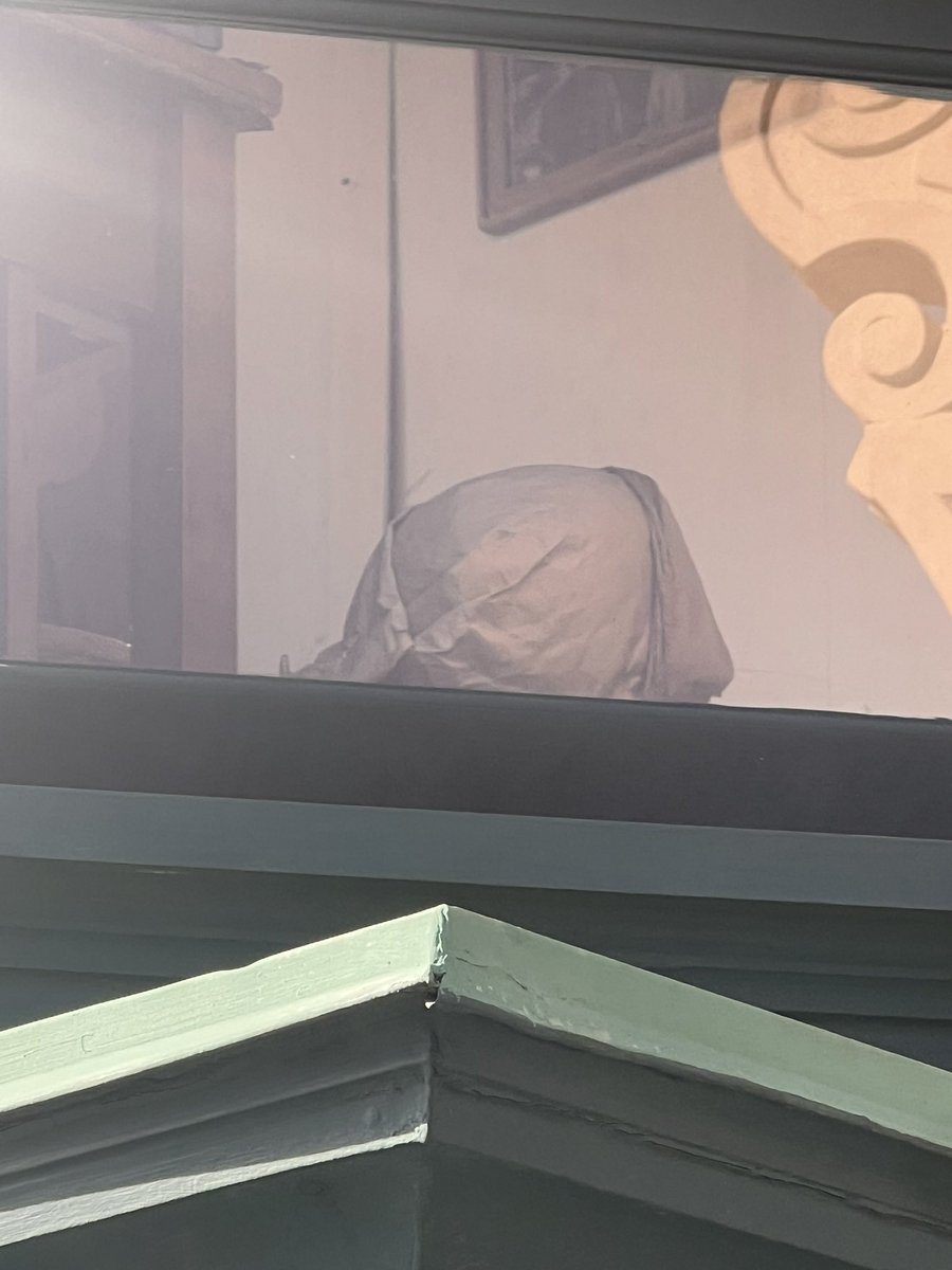 HHNstagram's tweet image. something is up with Boris’ window. who keeps removing stuff???? where is the stuff going??? #hhn34 @horrornightsorl