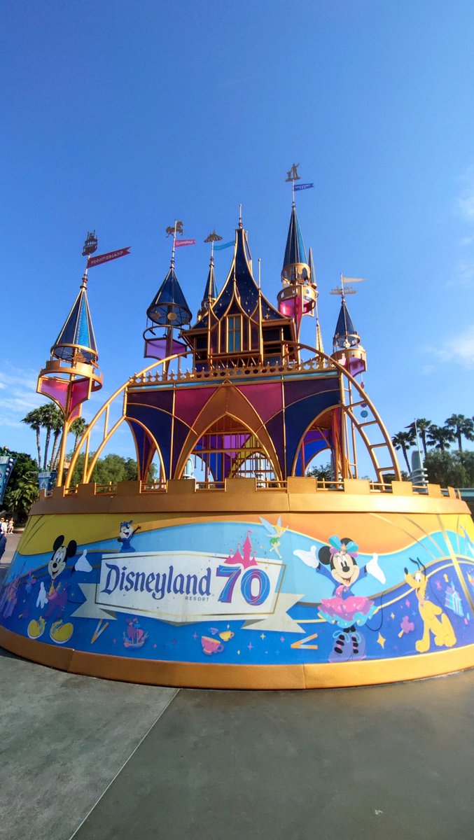 aeneus820's tweet photo. 【アナハイム】
ディズニーランドパーク
70周年ですが、お祭り過ぎない雰囲気も良いです。
TDLで乗り慣れてるのも、初めて乗るアトラクションも控えめに言ってサイコーです。
#ディズニーランド #カリフォルニアディズニー70周年 #disneylandpark https://t.co/ZBq8Ro4WFG