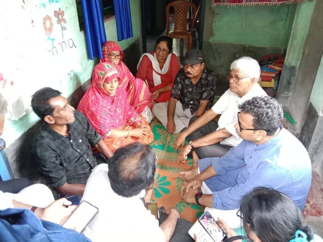 ShyaniBhattach2's tweet image. কালীগঞ্জ বিধানসভা উপনির্বাচনে বিজয় উল্লাস থেকে তৃণমূলের ছোঁড়া বোমার আঘাতে মৃত ৯বছরের শিশু তামান্না খাতুনের পরিবারের সাথে দেখা করলেন শ্রমিক সংগঠনের রাজ্য নেতৃত্ব। উপস্থিত আছেন CITU রাজ্য সম্পাদক জিয়াউল আলম,অলোকেশ দাস,গার্গী চ্যাটার্জি, সহ অন্যান্য নেতৃত্ব।
#Justicefortamanna
