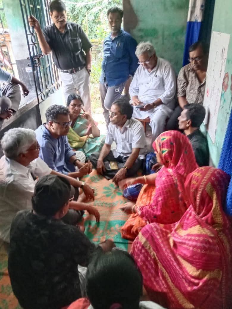 ShyaniBhattach2's tweet image. কালীগঞ্জ বিধানসভা উপনির্বাচনে বিজয় উল্লাস থেকে তৃণমূলের ছোঁড়া বোমার আঘাতে মৃত ৯বছরের শিশু তামান্না খাতুনের পরিবারের সাথে দেখা করলেন শ্রমিক সংগঠনের রাজ্য নেতৃত্ব। উপস্থিত আছেন CITU রাজ্য সম্পাদক জিয়াউল আলম,অলোকেশ দাস,গার্গী চ্যাটার্জি, সহ অন্যান্য নেতৃত্ব।
#Justicefortamanna