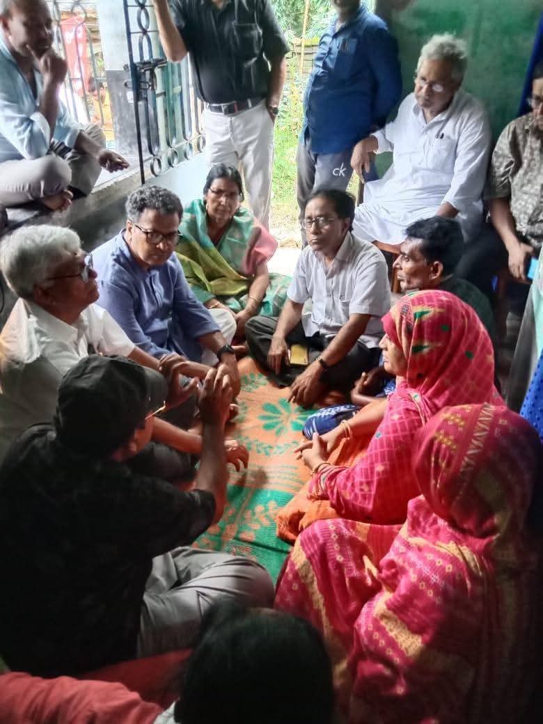 ShyaniBhattach2's tweet image. কালীগঞ্জ বিধানসভা উপনির্বাচনে বিজয় উল্লাস থেকে তৃণমূলের ছোঁড়া বোমার আঘাতে মৃত ৯বছরের শিশু তামান্না খাতুনের পরিবারের সাথে দেখা করলেন শ্রমিক সংগঠনের রাজ্য নেতৃত্ব। উপস্থিত আছেন CITU রাজ্য সম্পাদক জিয়াউল আলম,অলোকেশ দাস,গার্গী চ্যাটার্জি, সহ অন্যান্য নেতৃত্ব।
#Justicefortamanna
