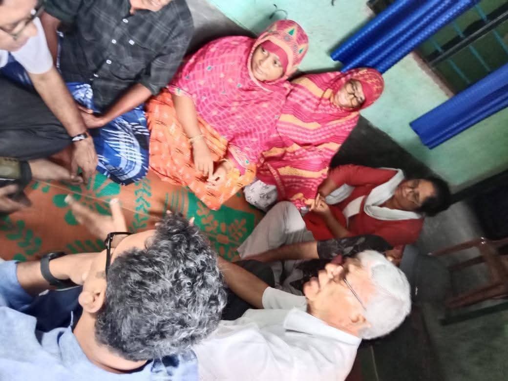 ShyaniBhattach2's tweet image. কালীগঞ্জ বিধানসভা উপনির্বাচনে বিজয় উল্লাস থেকে তৃণমূলের ছোঁড়া বোমার আঘাতে মৃত ৯বছরের শিশু তামান্না খাতুনের পরিবারের সাথে দেখা করলেন শ্রমিক সংগঠনের রাজ্য নেতৃত্ব। উপস্থিত আছেন CITU রাজ্য সম্পাদক জিয়াউল আলম,অলোকেশ দাস,গার্গী চ্যাটার্জি, সহ অন্যান্য নেতৃত্ব।
#Justicefortamanna