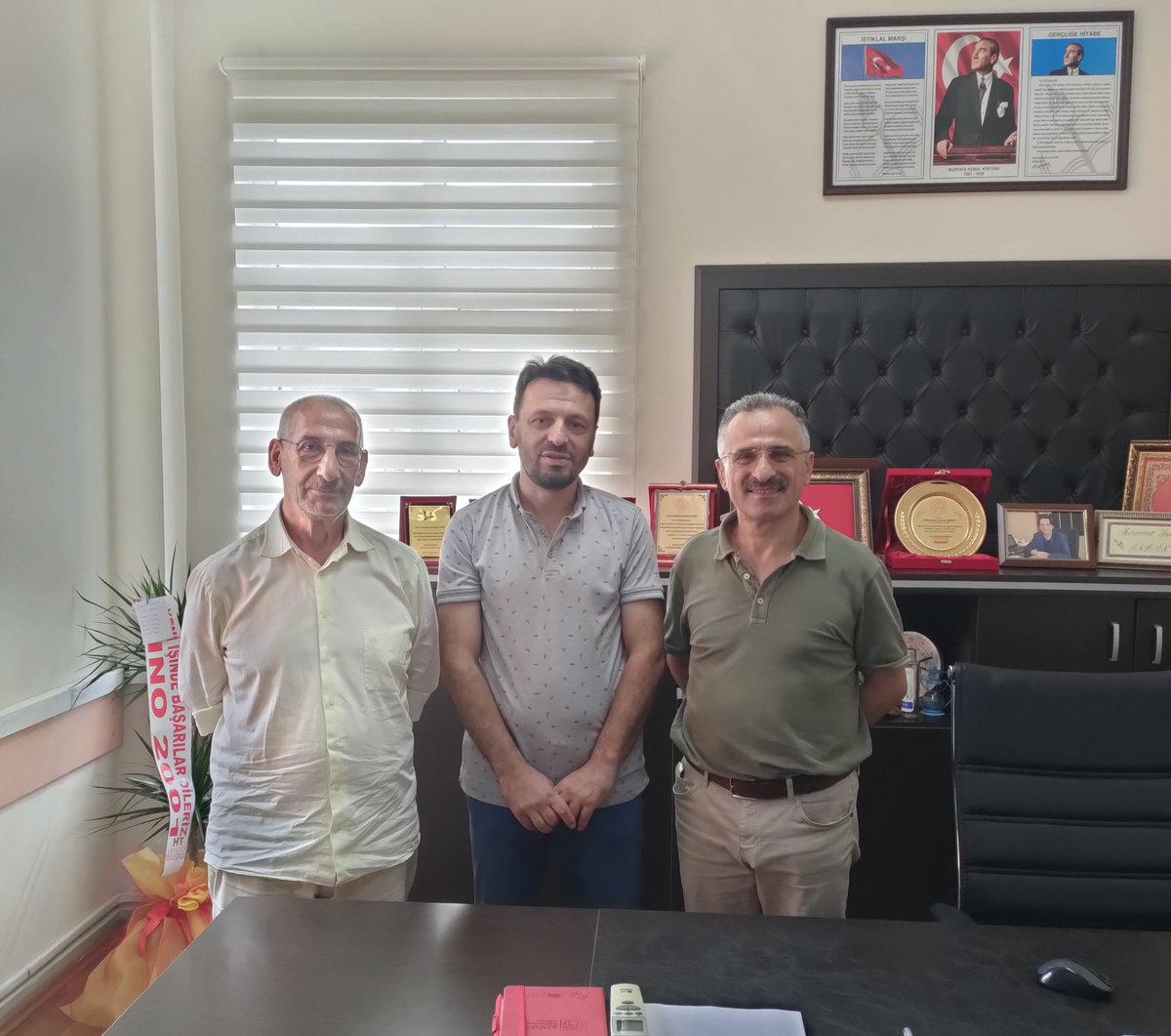 Arsin'de ve Of'ta birlikte görev yaptığımız değerli okul müdürü arkadaşım Süleyman Gümüş ve emekli okul müdürü Bayram Terzi'ye ziyaretlerinden ötürü teşekkür ederim.