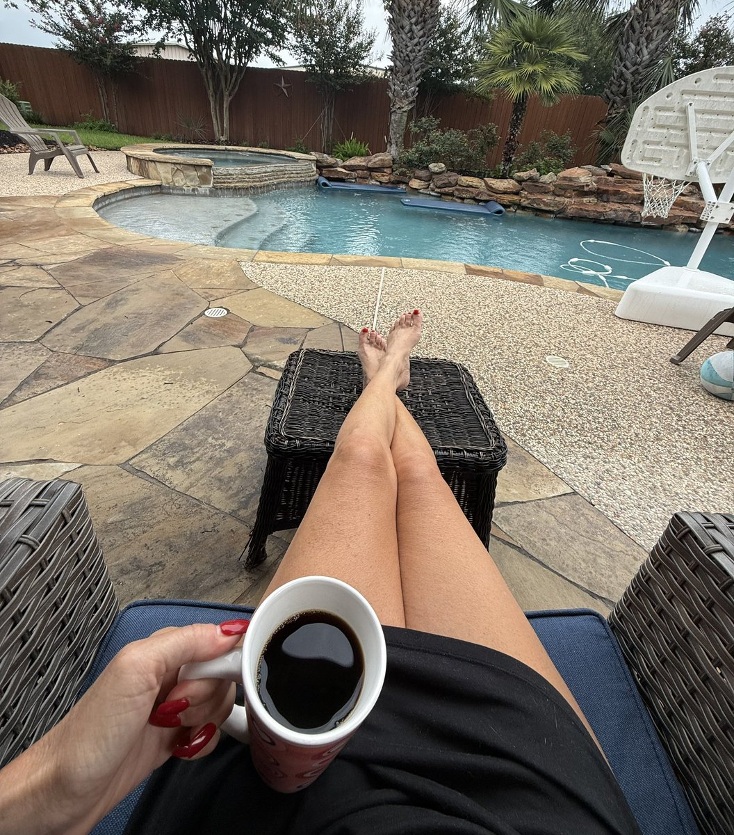 LGLegs's tweet image. Good Friday morning X fam! Or happy Friyay if that’s the way you roll 🙃 I’m late cuz slept in a bit, back to work next week so gotta while I can 🤭 Hope you have a fantastic and productive day! I’m gonna watch the rain and drink coffee ❤️☕️