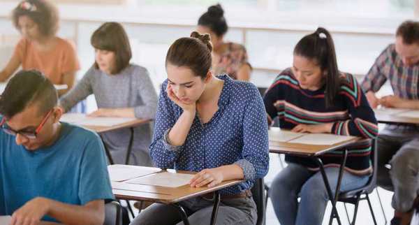 EducaMaisBrasil's tweet image. Neste domingo (27), mais de 218 mil candidatos fazem prova do #ConcursoPF 2025! 📝 São 1.000 vagas para cargos de nível superior com salários de até R$ 26,8 mil 💼🚔 Agente lidera a disputa com 137 mil inscritos! Leia mais no E+B: abre.ai/ncDW 
#CarreiraPública