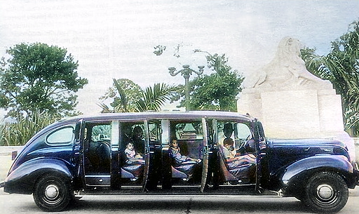 Caracascuentame's tweet image. Caracas, años 40. Una feliz familia exhibe su limosina último modelo en el Puente de Los Leones, en la encumbrada parroquia El Paraíso