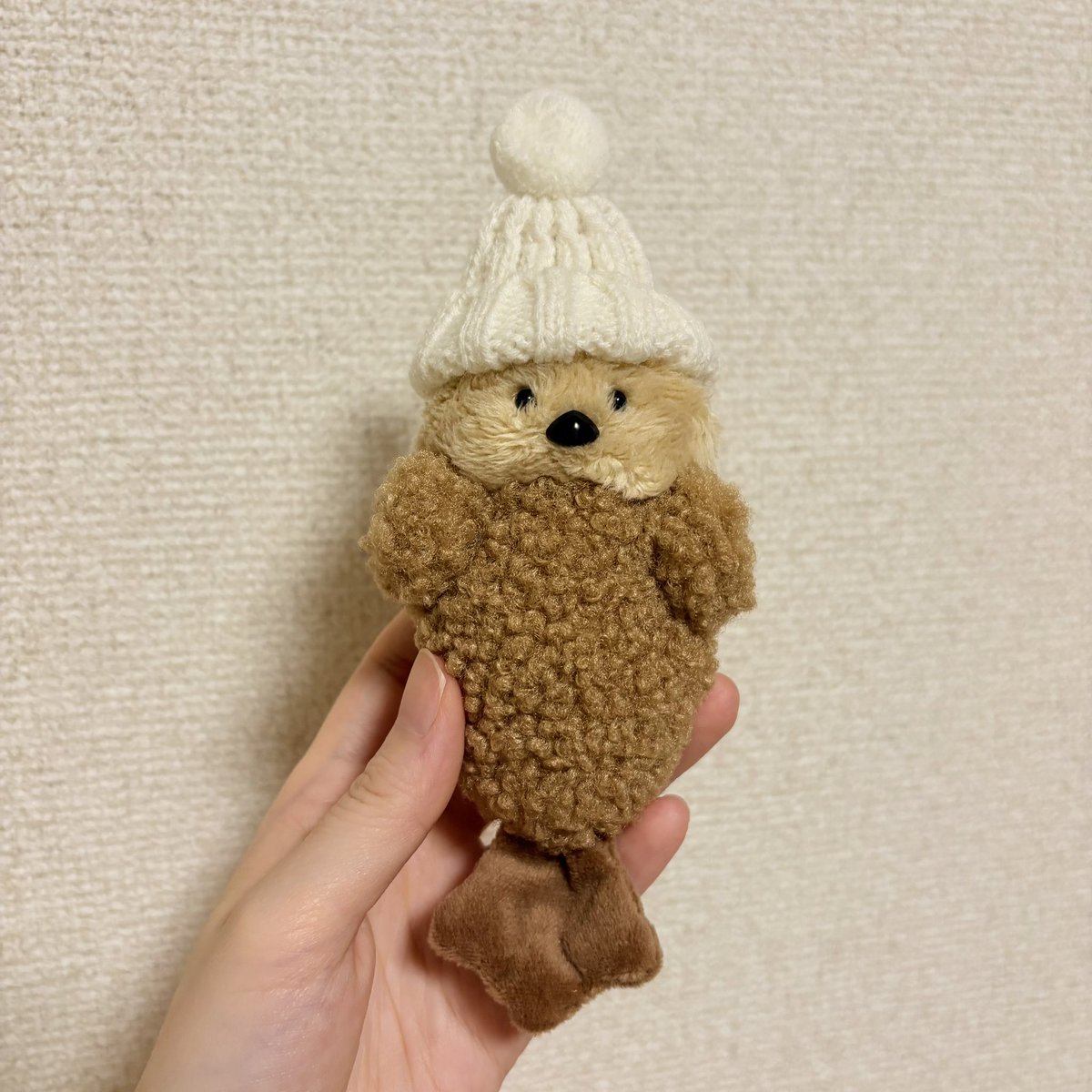 Ueeeeeeeeee's tweet image. 近々販売予定の「エビふりゃいな子ラッコキーホルダー」に、ぬい用の帽子被せてみたら衝撃的なかわいさ…🦦🍤(自分で言う)(季節ずれすぎ)
キーホルダーを外してぬいぐるみとしてもかわいいですよ〜!
#ラッコ #ハンドメイド #ぬいぐるみ #キーホルダー