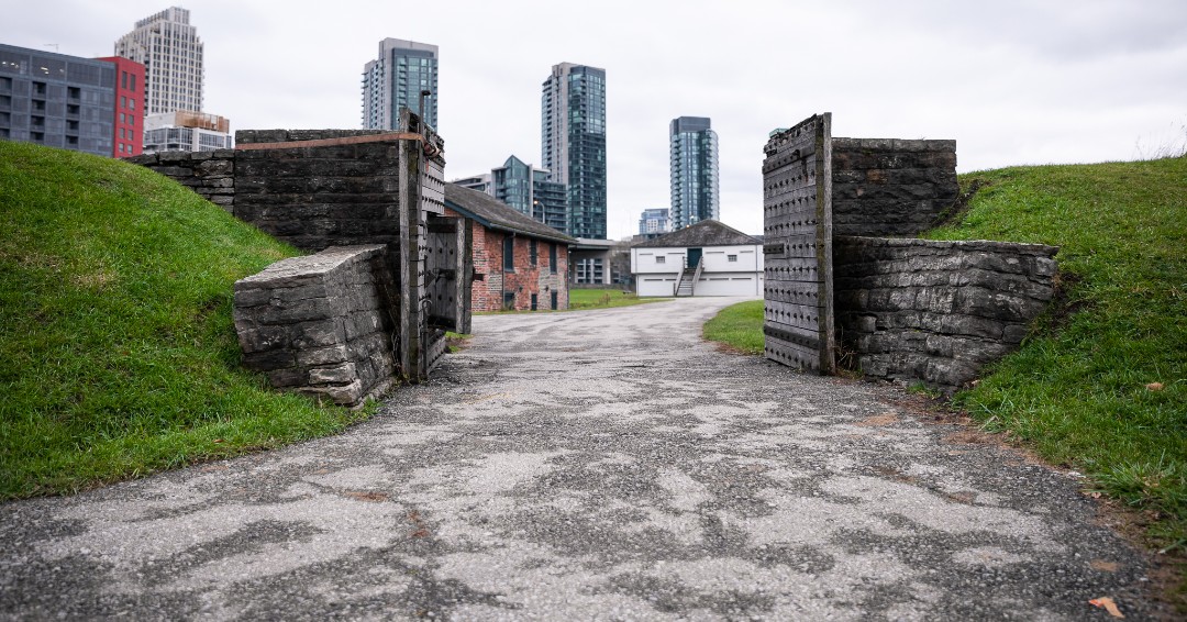 Happy Friday, Toronto! Looking for weekend plans? General admission to Toronto History Museums is free of charge. 🙂

This is Fort York National Historic Site, whose walls enclose Canada’s largest collection of original War of 1812 buildings. 👇 Check it out!