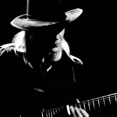 bluezharp's tweet image. Johnny Winter (1944 - 2014) performs onstage at the Auditorium Theater, Chicago, in 1977.
Photo by Paul Natkin