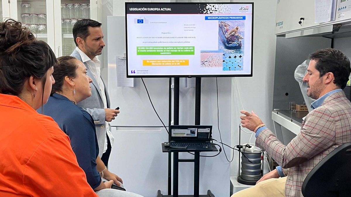 Hoy ha visitado nuestro laboratorio D. Ángel Pablo Montañés, Director General de Transición Ecológica y Lucha contra el Cambio Climático de <a href="/EcologicaGobCan/">Transición Ecológica y Energía</a>. Gracias por interesarse por lo que hacemos y dedicarnos tanto tiempo. ¡¡¡Ha sido un placer!!! <a href="/ULL/">Universidad de La Laguna</a>