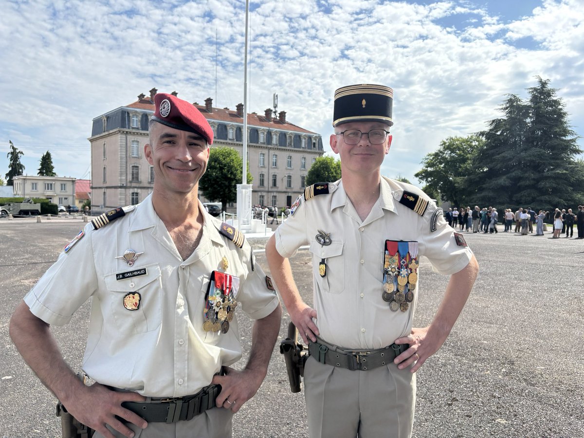 Cérémonie de passation de commandement

Après 3 années à la tête du GRSNE, le colonel Carlier cède le commandement au colonel Gailhbaud.
La cérémonie a été présidée par le général Goujon, sous-directeur du pôle recrutement jeunesse :  le GRSNE reste le poumon du recrutement EVAT