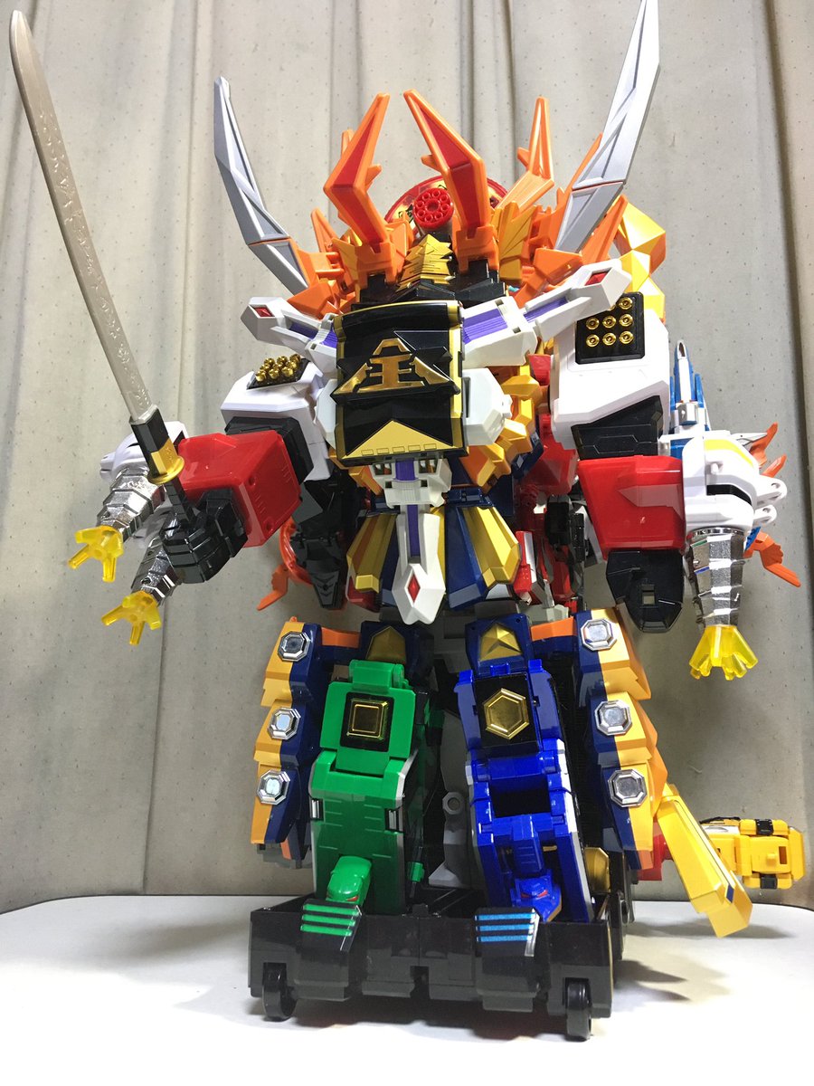deepwurm's tweet image. ミニプラ シンケンジャー⑦
全侍合体!サムライハオー降臨‼️
赤いパーツでダイテンクウの尻尾を延長し、猛牛ダイオー足を分割して巨大なゲタにしてしまうトンデモアレンジ。
DXもミニプラも味付けは違えど、どちらもゴテゴテの要塞感あって、多段合体ロボ好きには堪らない逸品です。
#ミニプラ