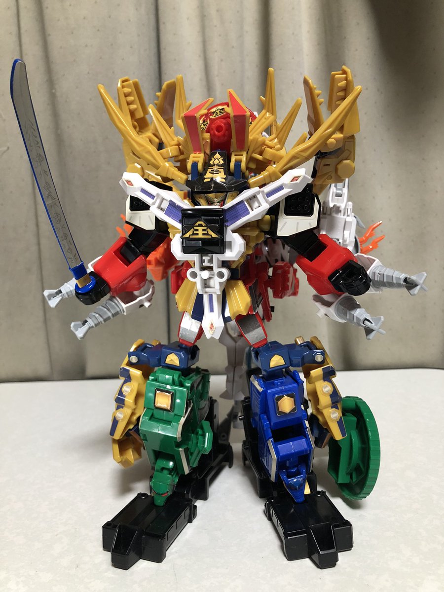 deepwurm's tweet image. ミニプラ シンケンジャー⑦
全侍合体!サムライハオー降臨‼️
赤いパーツでダイテンクウの尻尾を延長し、猛牛ダイオー足を分割して巨大なゲタにしてしまうトンデモアレンジ。
DXもミニプラも味付けは違えど、どちらもゴテゴテの要塞感あって、多段合体ロボ好きには堪らない逸品です。
#ミニプラ