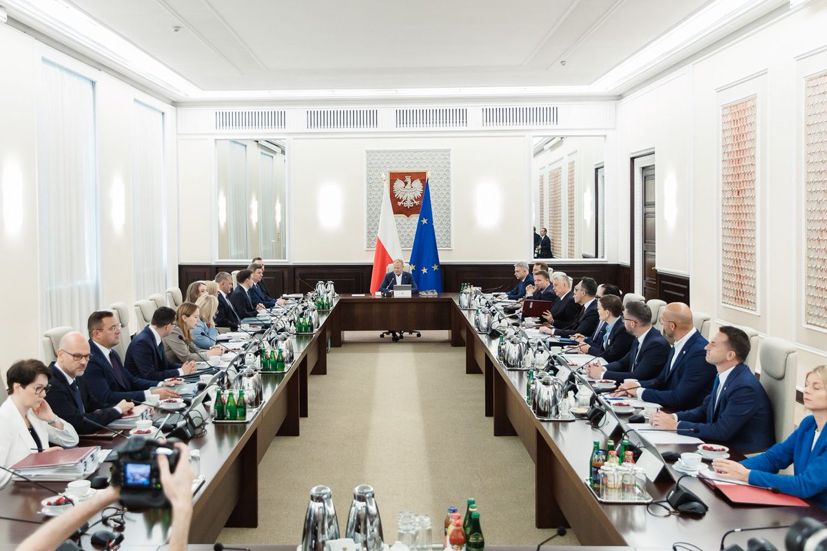 Marcin Kulasek (@marcinkulasek) on Twitter photo 🇵🇱 Dziś ważne decyzje na posiedzeniu Rady Ministrów pod przewodnictwem Premiera <a href="/donaldtusk/">Donald Tusk</a>.
🛡️ Przyjęliśmy nową Strategię Bezpieczeństwa Narodowego pierwszą od 2020 roku. Świat się zmienia, a my musimy być gotowi na każde zagrożenie. Nasze cztery priorytety to:
✅ wzmocnienie 🇵🇱 Dziś ważne decyzje na posiedzeniu Rady Ministrów pod przewodnictwem Premiera <a href="/donaldtusk/">Donald Tusk</a>.
🛡️ Przyjęliśmy nową Strategię Bezpieczeństwa Narodowego pierwszą od 2020 roku. Świat się zmienia, a my musimy być gotowi na każde zagrożenie. Nasze cztery priorytety to:
✅ wzmocnienie