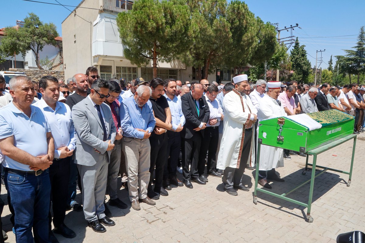 usakbld's tweet image. Belediye Başkanımız Sayın Özkan Yalım, Ak Parti Uşak Milletvekili Sayın İsmail Güneş’in Annesi Rabia Güneş’in cenaze törenine katıldı.

Başkanımız merhumeye Allah’tan rahmet, yakınlarına başsağlığı ve sabırlar diledi.