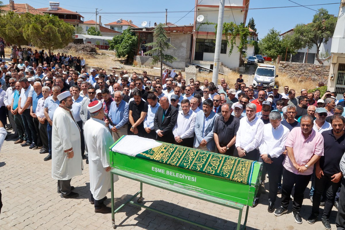 usakbld's tweet image. Belediye Başkanımız Sayın Özkan Yalım, Ak Parti Uşak Milletvekili Sayın İsmail Güneş’in Annesi Rabia Güneş’in cenaze törenine katıldı.

Başkanımız merhumeye Allah’tan rahmet, yakınlarına başsağlığı ve sabırlar diledi.