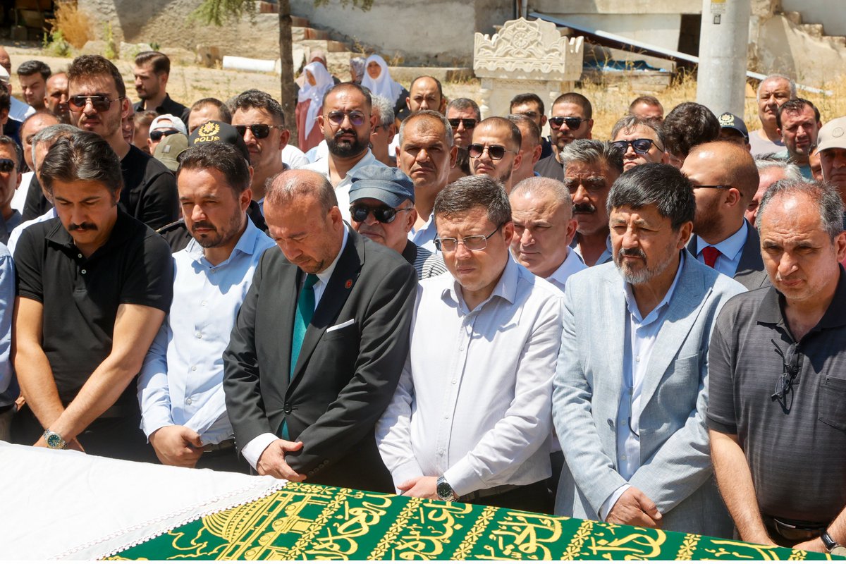 usakbld's tweet image. Belediye Başkanımız Sayın Özkan Yalım, Ak Parti Uşak Milletvekili Sayın İsmail Güneş’in Annesi Rabia Güneş’in cenaze törenine katıldı.

Başkanımız merhumeye Allah’tan rahmet, yakınlarına başsağlığı ve sabırlar diledi.
