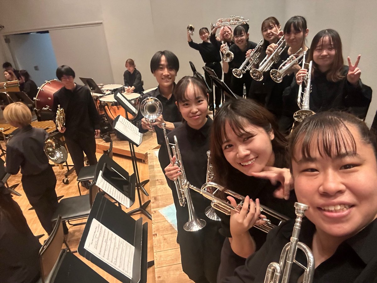Nua_Trumpet's tweet photo. 本日、本学ホールで
『名古屋芸術大学ウインドオーケストラU-20成果発表会 夏の陣』が行われ、1,2年生が8名、20はとっくに超えてますが(汗)お手伝いで3,4年生が2名、計10名の専攻生が参加しました！
名曲ばかりでとても勉強になる演奏会でした！1,2年生にとって大きな経験値になったのではと思います✨ https://t.co/wLVwZkDZrP