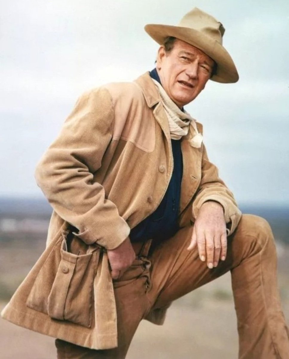 #JohnWayne en #ElÁlamo (#TheAlamo, 1960). Obra maestra del wéstern, el cine bélico y el cine épico. El filme no cumplió con las expectativas comerciales y, a pesar de su éxito Internacional, el Duque se quedó al borde de la ruina. #DíaNacionalDelVaquero #NationalDayOfTheCowboy