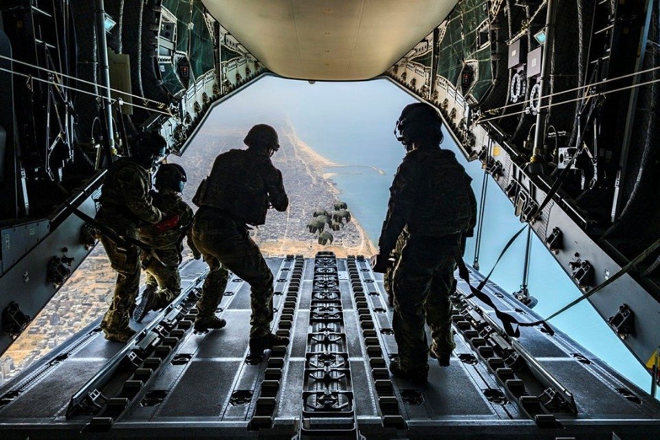2021m2021's tweet image. Ker pokvarjeni OZN zahteva, da pomoč prevzame Hamas, ki jo potem po oderuških cenah prodaja Gazancem je IDF arabske države pozvala, da začnejo s padali metati pomoč v Gazo. Vsaj nekaj jo bo tako prišlo v roke Gazancem, ne da jo Hamas prestreže.
Letala bodo kmalu v zraku.