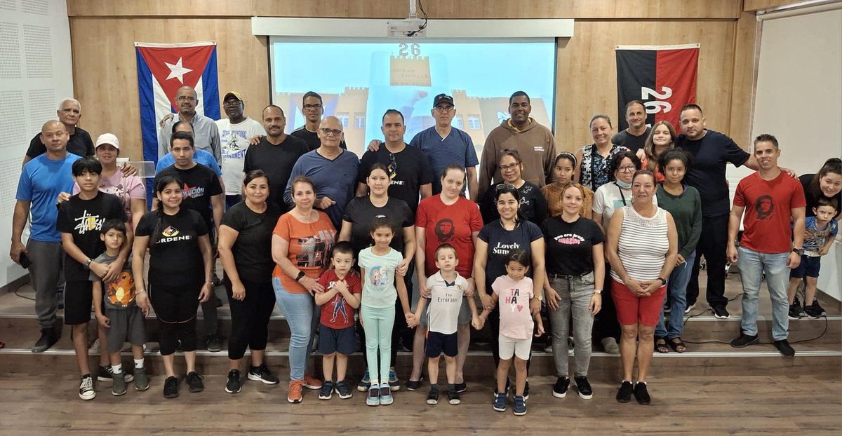 La Embajada de Cuba en España conmemoró el 26 de Julio con un acto político-cultural en el que participaron jóvenes de la misión y se compartió un momento artístico que destacó el compromiso con la historia y la Revolución. #26DeJulio #EmbajadaDeCuba