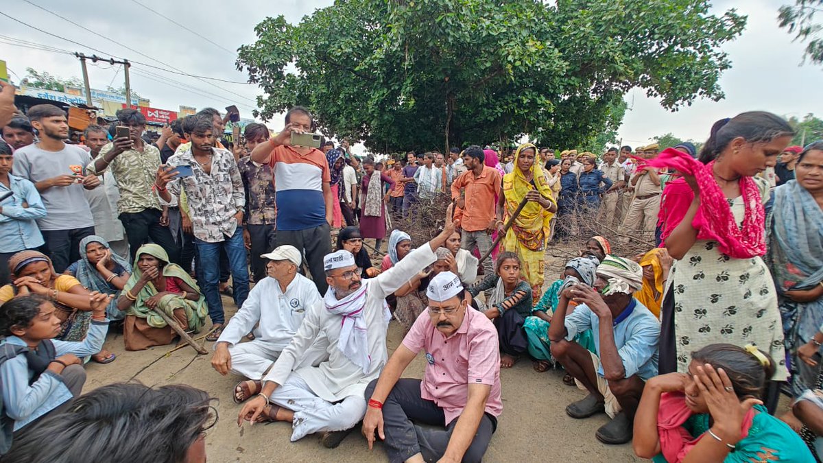 mgmaheshgarg4's tweet image. नवीन पालीवाल जी ने झालावाड़ स्कूल हादसे के बाद कहा
&amp;gt; &quot;यह स्कूल छात्रों की याद में वर्ल्ड क्लास बनना चाहिए&quot;
 एक वाक्य नहीं, बल्कि एक जिम्मेदारी और संकल्प है — जिसे समाज, प्रशासन, और राजनेताओं को मिलकर पूरा करना चाहिए।
@ArvindKejriwal 
@msisodia 
@NaveenPaliwal_ 
@Gopal_Italia