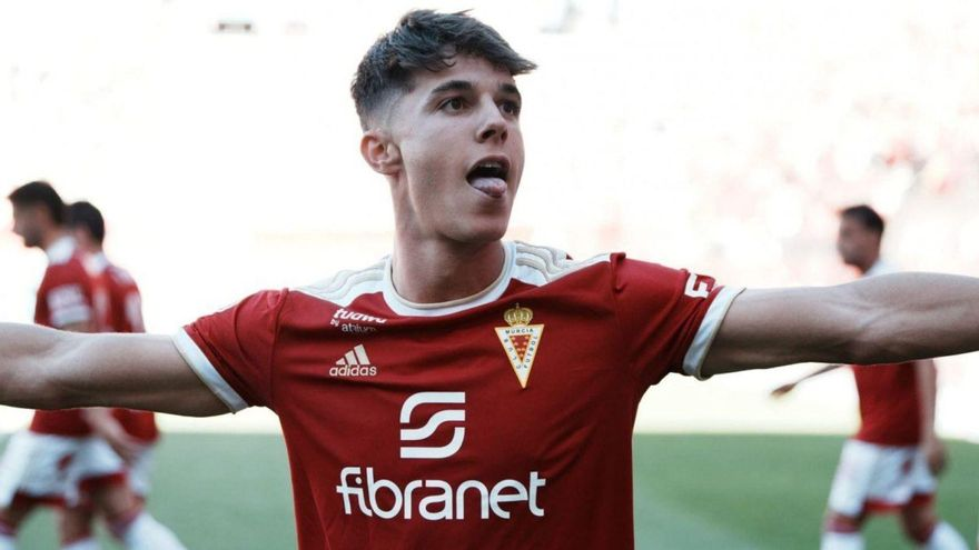 RMUJournal's tweet photo. ⚖️ LA LEY DEL EX – Día 21
👤 Arnau Ortiz
📆 Real Murcia (2022–2023, cedido): 31 pj | 5 goles
🔄 Ahora en Śląsk Wrocław (Polonia): 27 pj | 2 goles (2024–25)
🧠 Extremo joven, rápido y con buen olfato. De Murcia a Europa en poco tiempo.
#LaLeyDelEx #RealMurcia #ArnauOrtiz https://t.co/qpxTZMmTVm