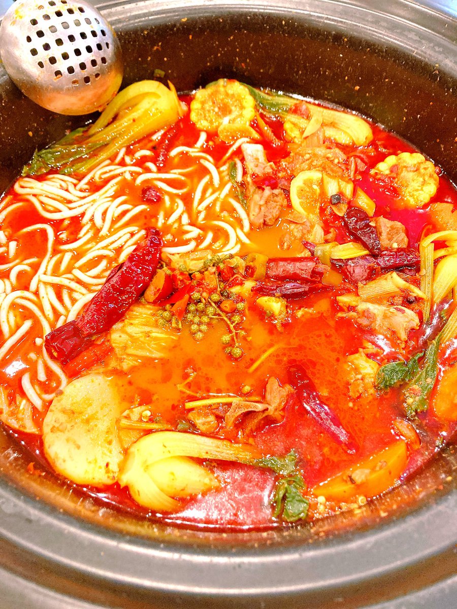 surugadai_pub's tweet image. 昨日のランチは著者の先生と池袋で雲南料理を。初めての雲南料理でしたが、新鮮な体験でした。今回は辛めのものにしましたが、薬膳料理もあるので、そちらにも挑戦したいです!もちろん美味しかったです🤤
