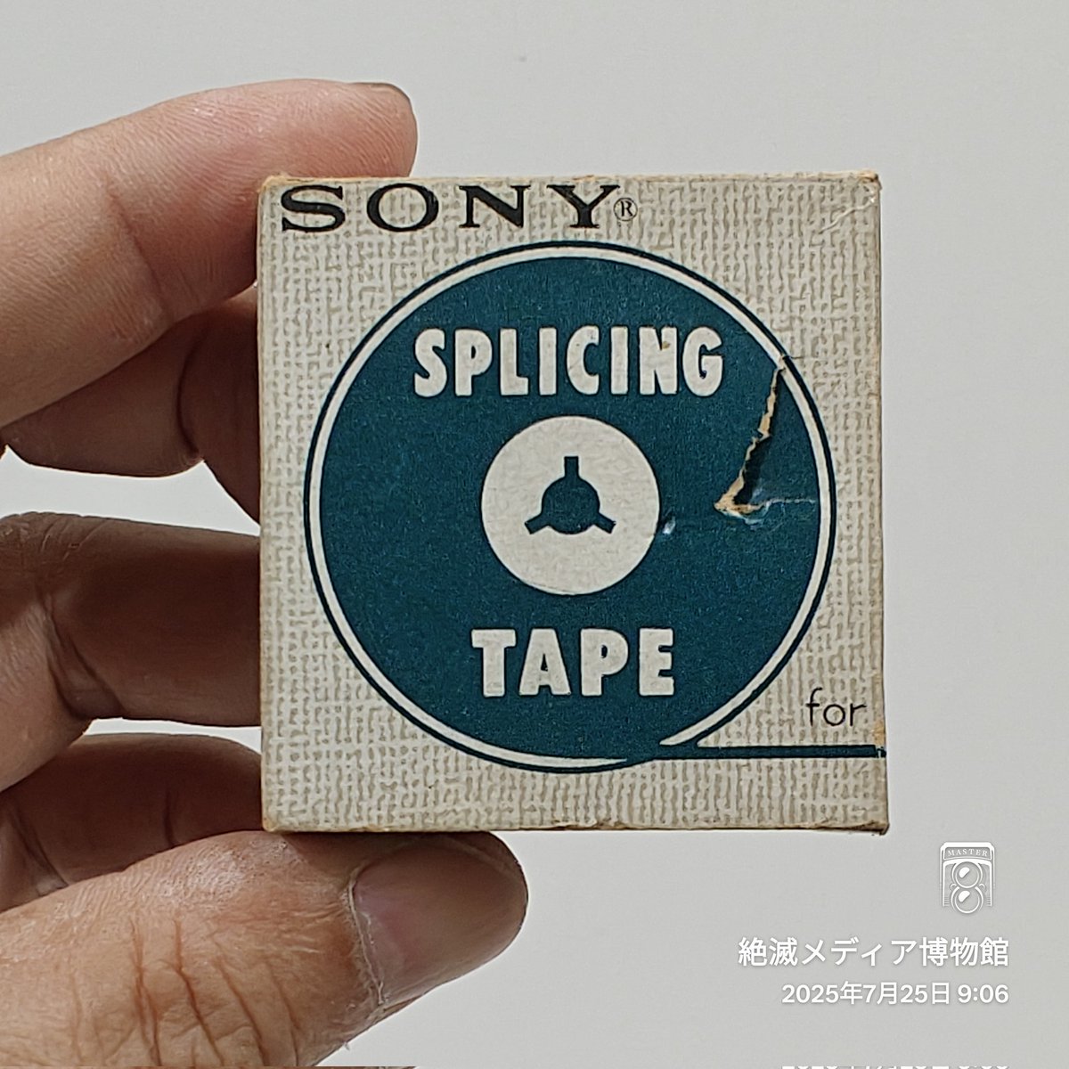 EMM_TOKYO's tweet photo. Estimated 1965 | Sony | Splicing Tape | For open-reel audio tape editing | Vintage packaging with ¥60 price and SONY CORP. TOKYO JAPAN branding
#ExtinctMediaMuseum #Tokyo #Kanda #Admission2000yen #Student1000yen #sony #splicingtape #reeltoreel #audiotools #60sdesign https://t.co/oTgIrVuN31