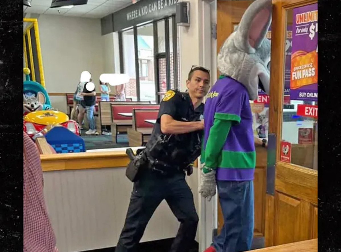 Kagan_M_Dunlap's tweet image. 📺: On July 24, 2025, in Tallahassee, Florida, a 41-year-old man named Jermell J. Jones was arrested while dressed in a Chuck E. Cheese mascot costume during a children’s birthday party at a local Chuck E. Cheese restaurant.
Jones, an employee at the location, was taken into…