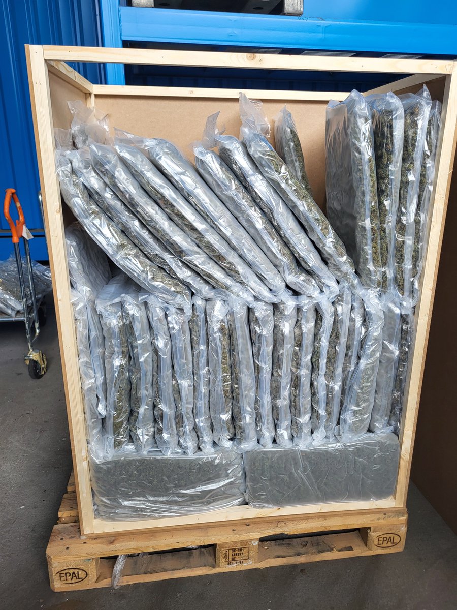 polizeiberlin's tweet image. Gestern stellten unsere Einsatzkräfte rund 88 kg Drogen sicher, die in einer Holzkiste an einen Recyclinghof der #BSR in #Neukölln geliefert wurde.
Ein Mitarbeiter entdeckte beim Öffnen eingeschweißte Päckchen mit dem verdächtigen Inhalt.
Die Ermittlungen hat eine…