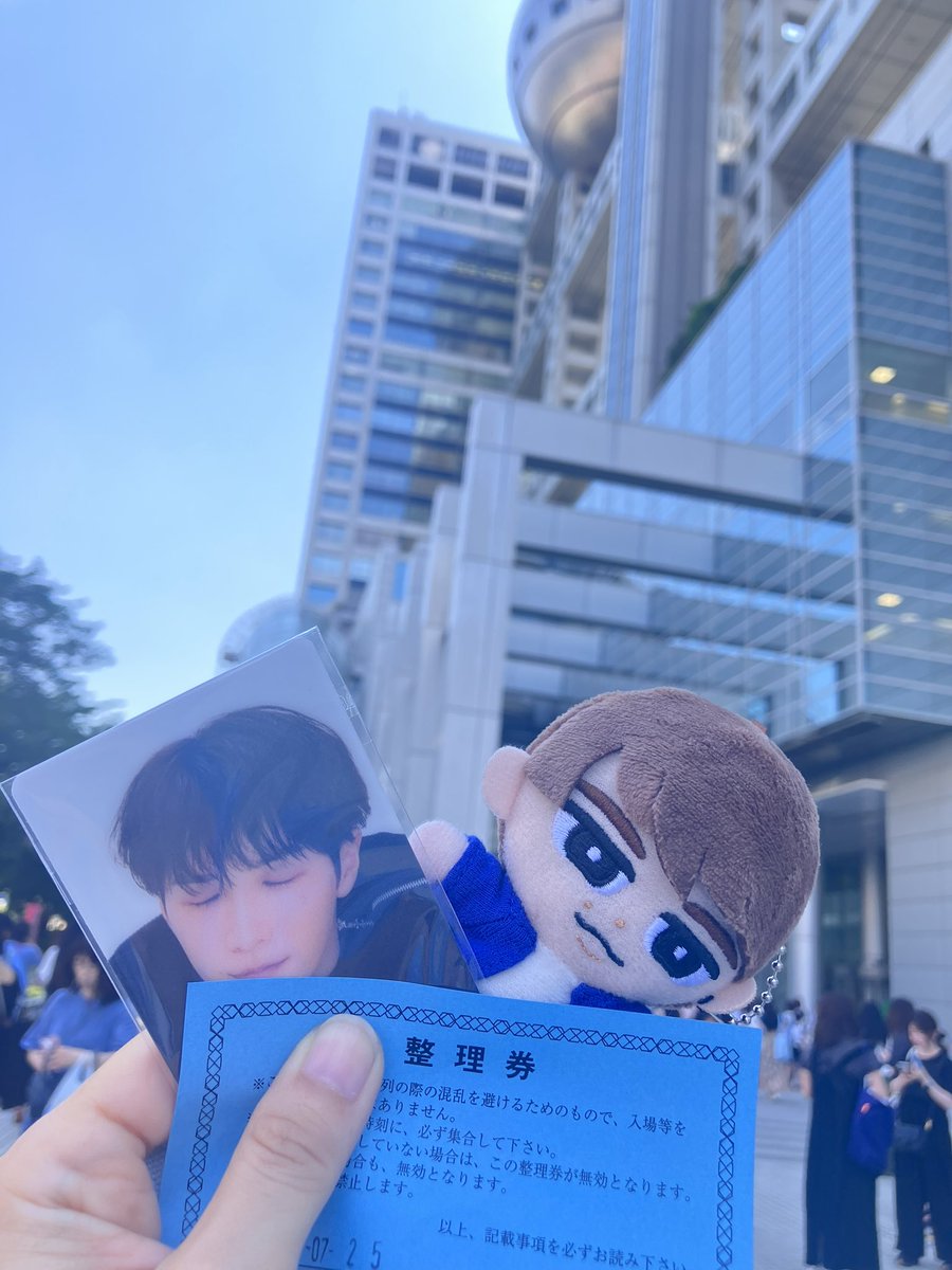 eli_chan925's tweet photo. 朝一、ぽかぽかからのー渋谷のパネル展巡って、ラフォーレ原宿行ってからのバス停巡りー😁
ぽかぽかに一緒に行ってくれたスノ担さん達、パネル展からのバス停巡りしてくれたスノ担さんに感謝💙
やっぱり“渡辺しか勝たん”からの“スノ担しか勝たん”充実した1日だったー😊 https://t.co/rrlINDTsgQ