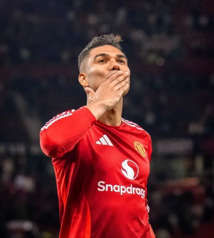 ManUtdInPidgin's tweet image. 🚨 Manchester United no fit sign new midfielder for now because Casemiro still dey the squad and e dey collect heavy salary.
Four different agents don try help sell Casemiro, wey dey enter di last year of im contract and dey earn about £300,000 every week.
Unless dem raise…