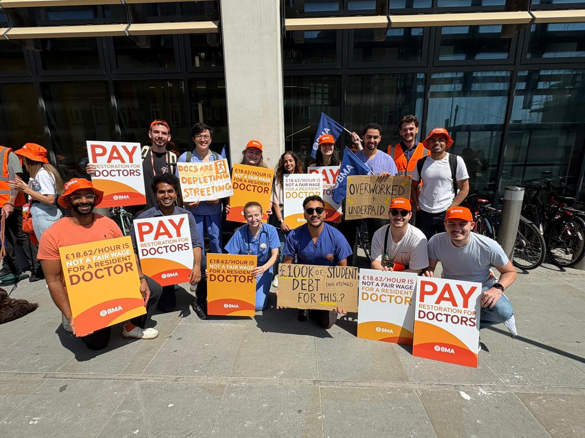 SouthThamesRRDC's tweet image. Lovely contingent from Chichester who came down to Brighton @UHSussex for our picket today!
@wesstreeting we are united
These @BMAResidents are not worth 21% less than they would have been in 2008 ❌
#fullpayrestoration