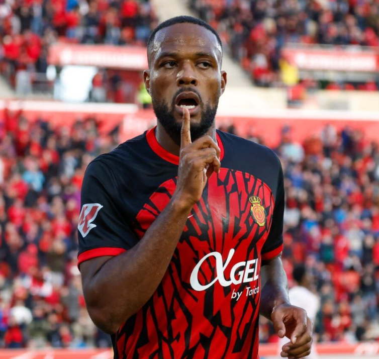 carlesmeg80's tweet image. 🚨Sobre Larin y el Valencia, para complementar la info que ya circula y que es verídica.
Rafa Mir cobraba 3.300.000€ brutos, muy parecido a lo que percibe aquí Larin. Además, el límite salarial del Valencia es de 80.000.000€, y el del Mallorca es de 58.000.000€
Se puede dar!