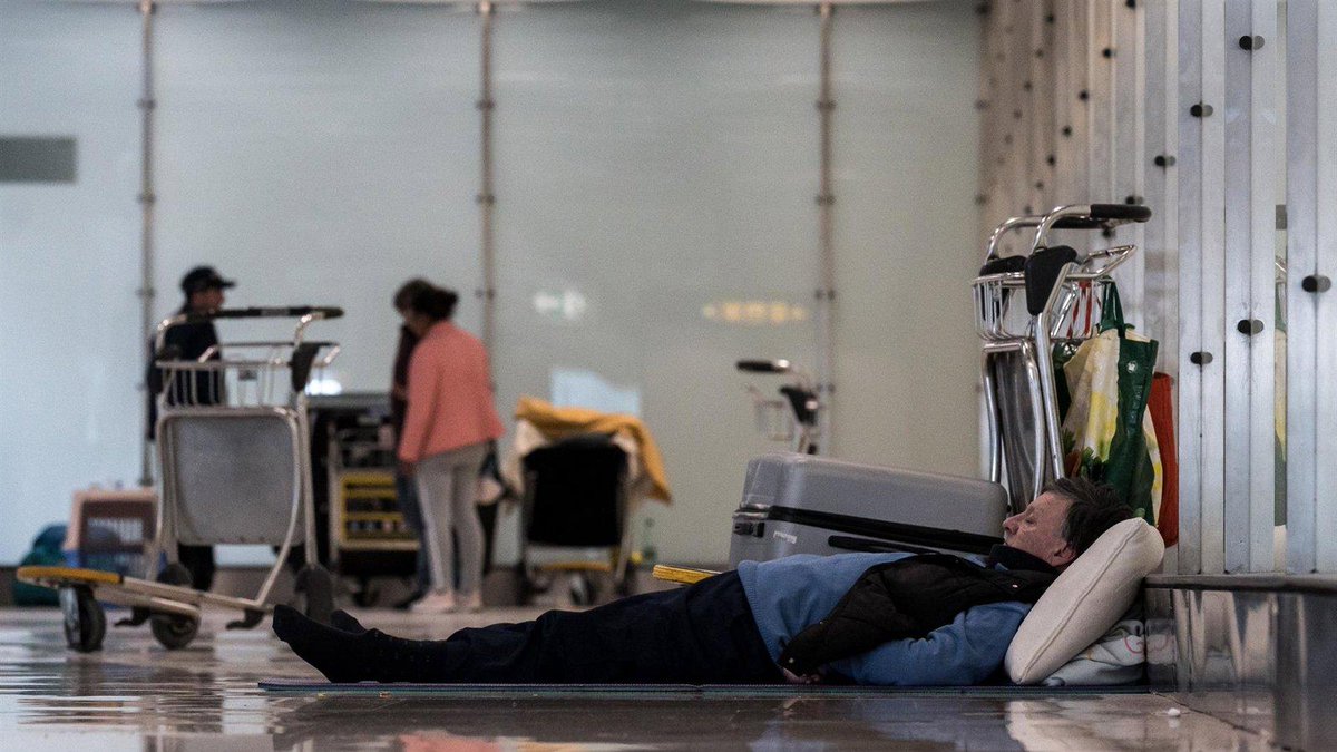 Madrid rechaza la decisión de Aena de expulsar a personas sin hogar de la T4 madridactual.es/noticias-regio…