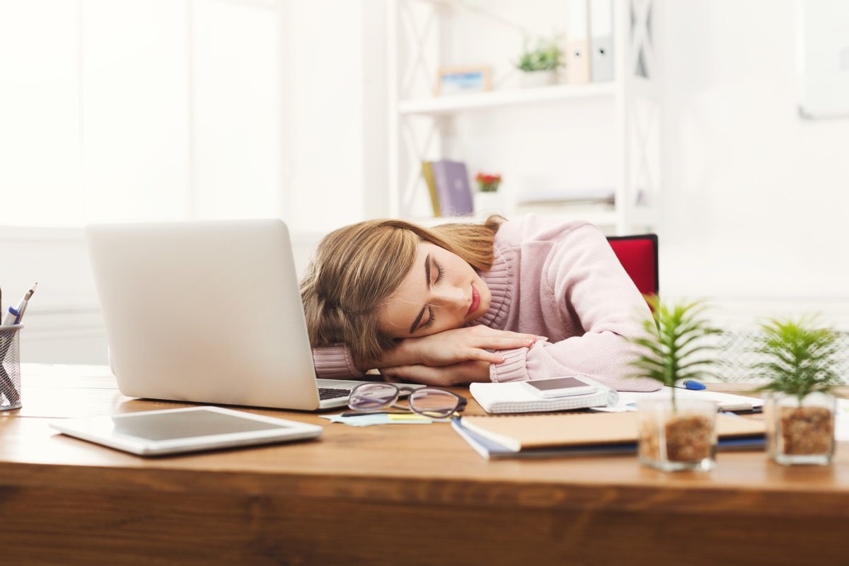 destinationsant's tweet image. Et si on s’autorisait à dormir (un peu) au travail ?: La sieste au travail est perçue de manière très contrastée selon les cultures. En Chine, le shui wu jiao, ou repos de la mi-journée, fait partie intégrante du rythme quotidien, y compris en… destinationsante.com/et-si-on-sauto…
